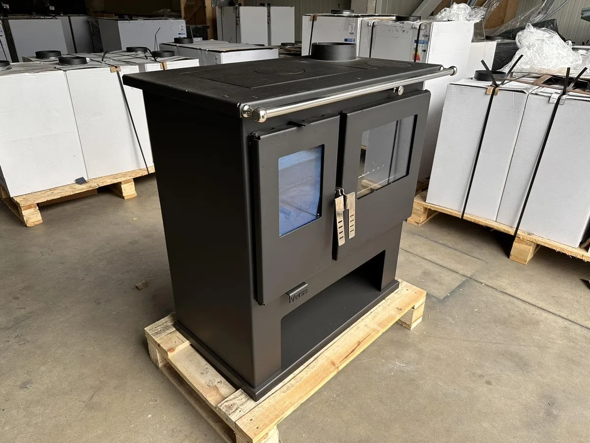 Verso Cs Fornello a combustione a legna - 7,7 kW Forno da cucina potente con un tocco tradizionale ed efficienza moderna, nero