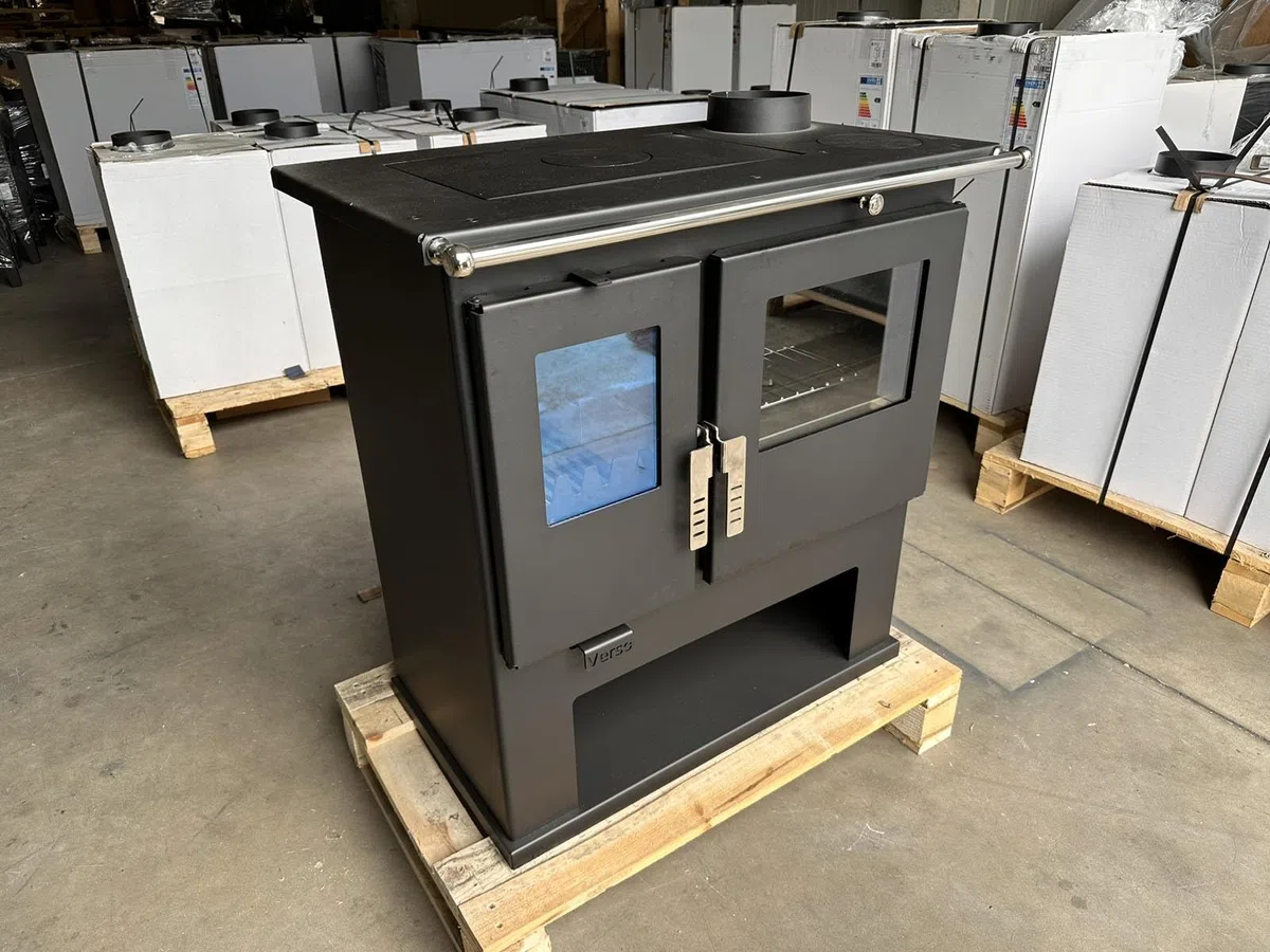 Verso Cs Fornello a combustione a legna - 7,7 kW Forno da cucina potente con un tocco tradizionale ed efficienza moderna, nero